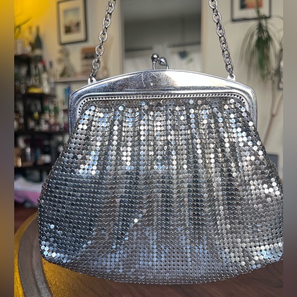 Whiting & Davis Handbags - Vintage 1940s-1950s Whiting & Davis Mesh Silver Evening Bag